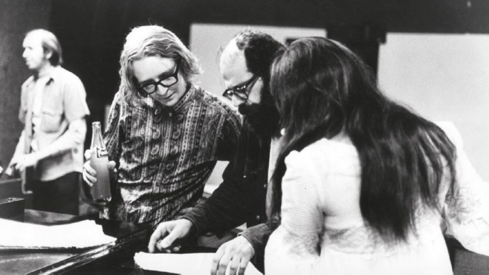 Barry Mles, Allen Ginsberg e il team durante la registrazione dei Canti dell'innocenza e dell'esperienza di William Blake (Barry Miles Collection)