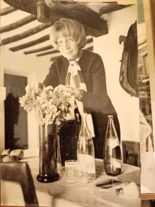 Violette Leduc nella sua casa in Provenza a Faucon nel '69