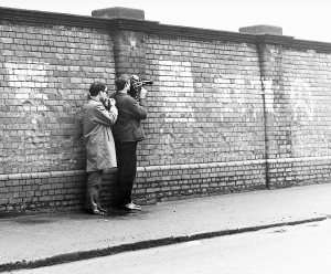 1969: Jean-Luc Godard durante le riprese di British Sounds a Londra © Irving Teitelbaum